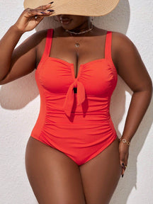 Maiô Plus Size com Decote V e Detalhes Elegantes